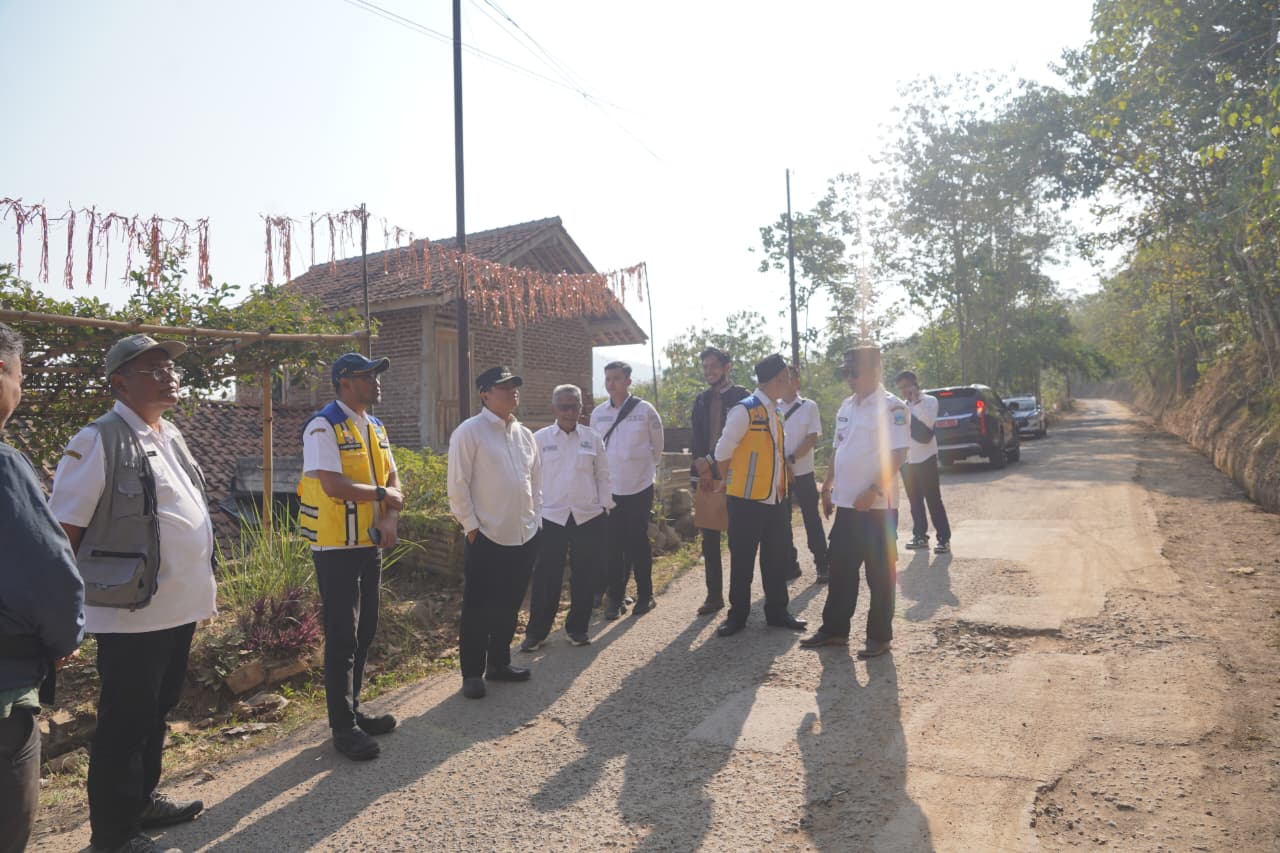 Tingkatkan Konektivitas Garut-Sumedang, Bupati Syakur Cek Proyek Rehabilitasi Jalan Limbangan–Selaawi
